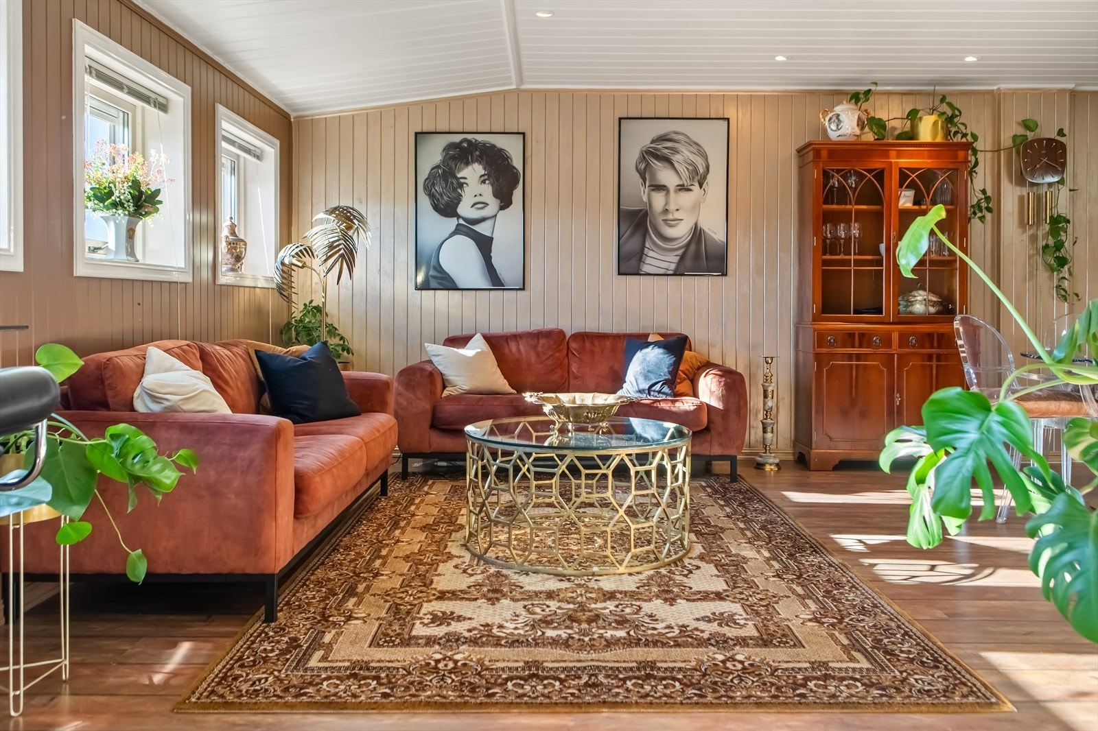 Leiligheten i 3. etasje er romslig med god plass til sofagruppe . Galleribilde