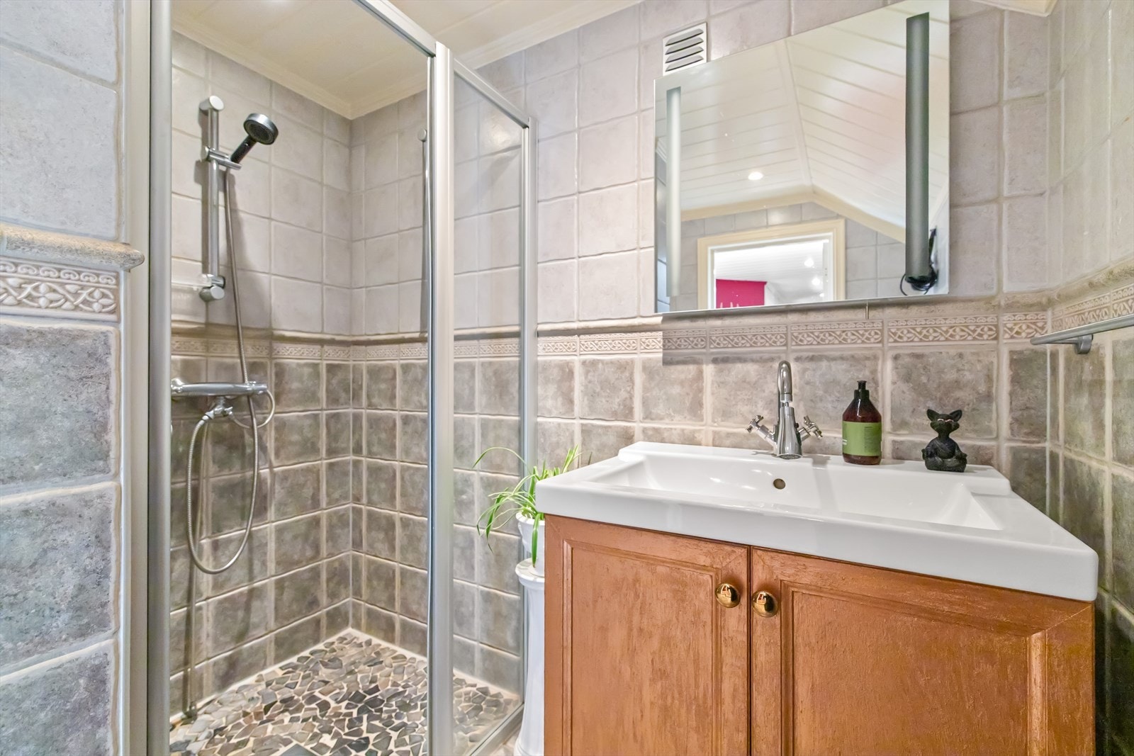 Det er en god dusjsone med skyvedører Galleribilde