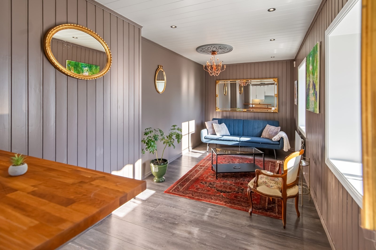 Åpen stue kjøkken med plass til sofa. Galleribilde