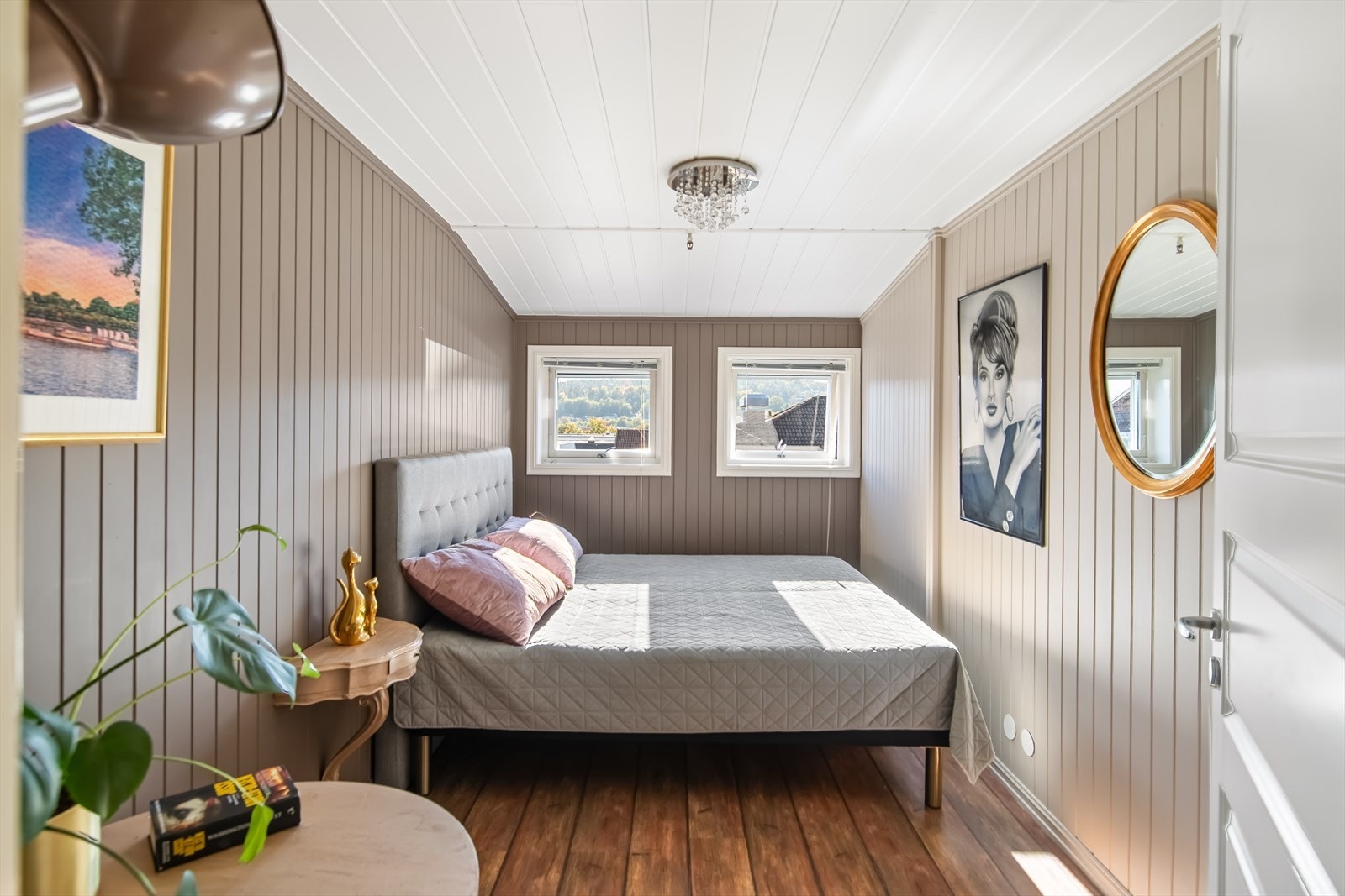 Romslig hovedsoverom med god plass til seng. Galleribilde