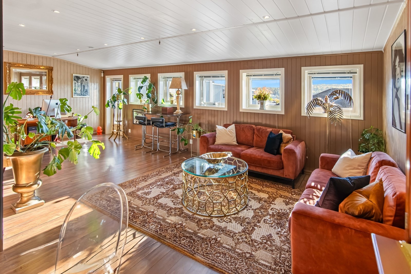 Mye naturlig lys fra den lange vindusrekka Galleribilde