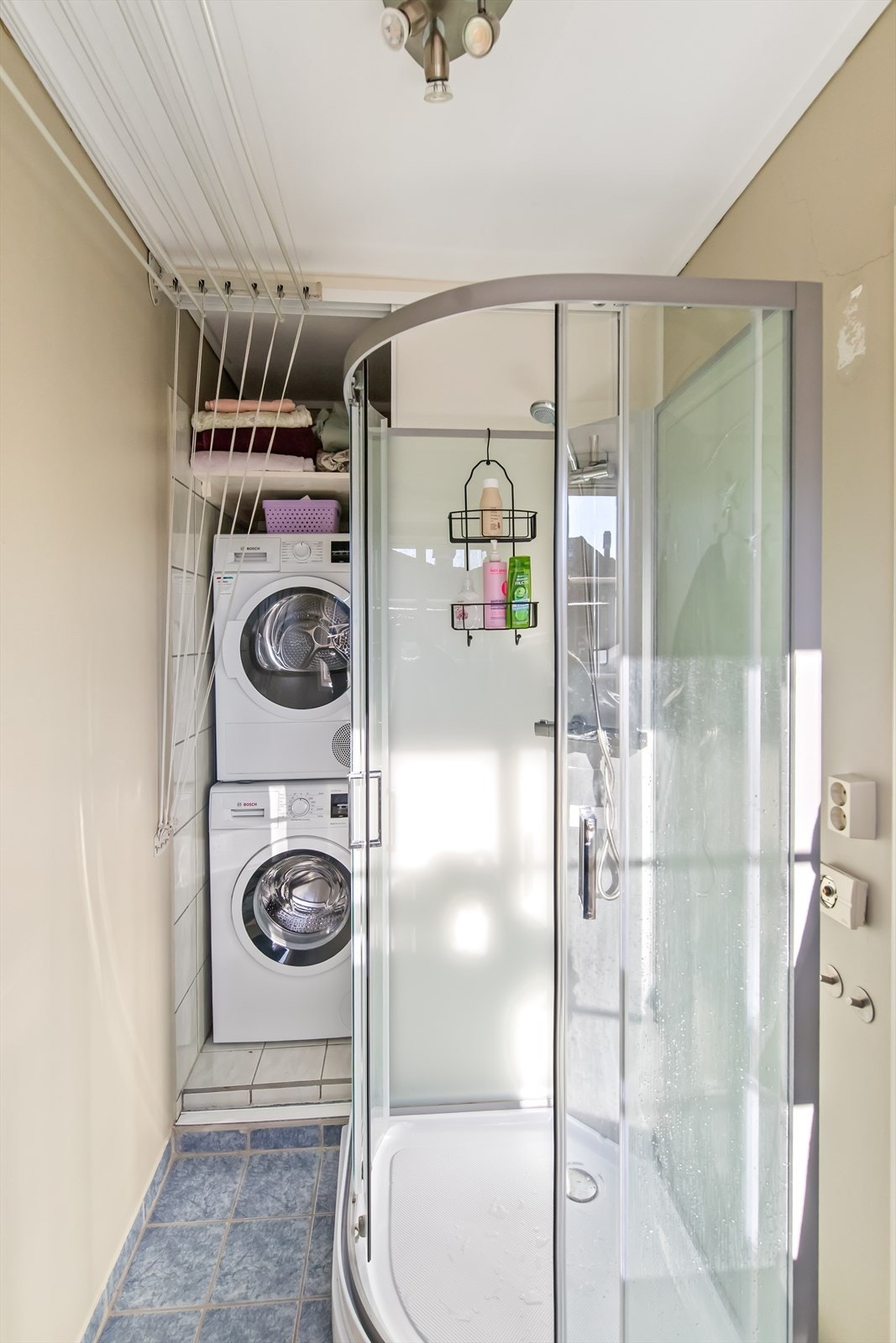 Bad/vaskerom har opplegg for vaskemaskin og dusjkabinett. Galleribilde