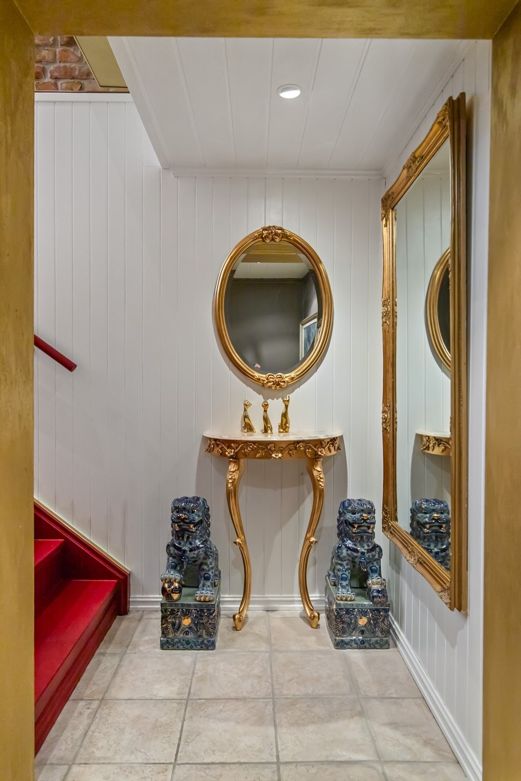 Selv gangen i denne leiligheten har et unikt preg Galleribilde