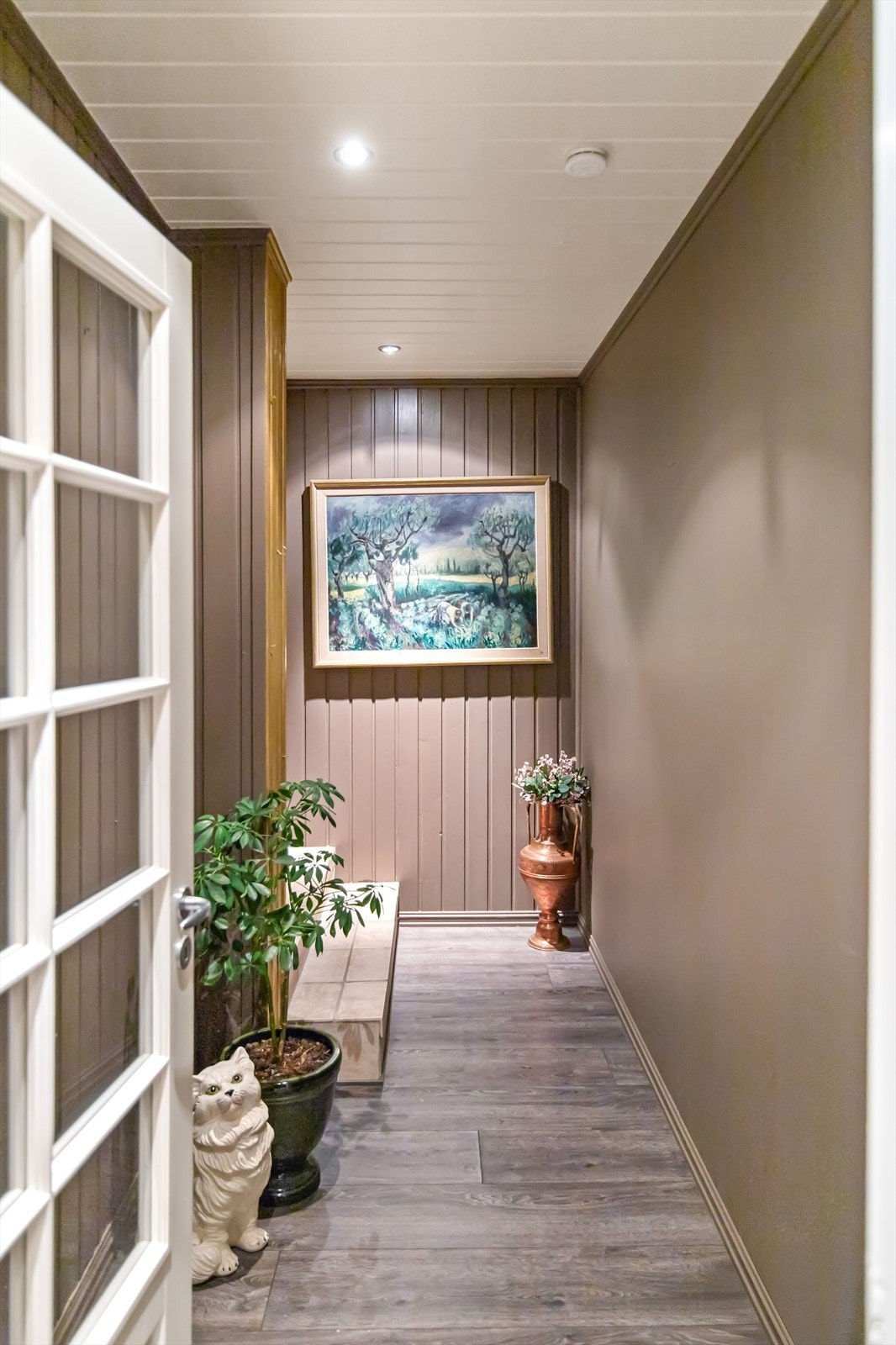 Det er en praktisk skyvedørsgarderobe i gangen. Veggen du ser her er satt opp i forbindelse med etablering av hybelen Galleribilde