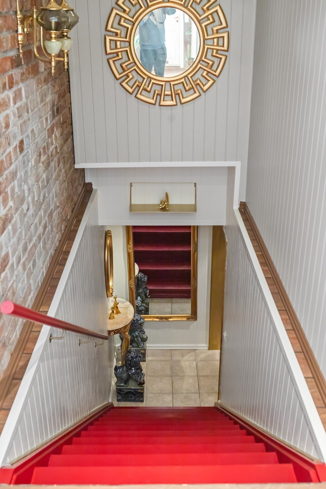 Den røde trappen mellom etasjene er det lett å bli glad i - bred trapp Galleribilde