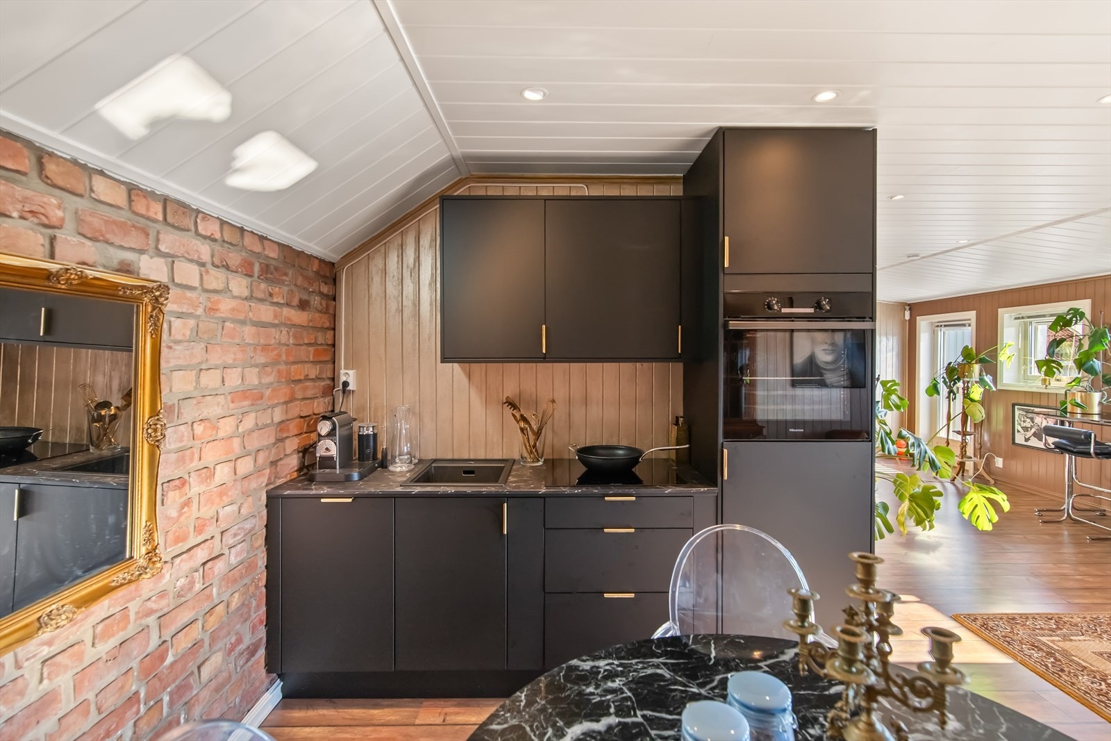 Kjøkkenet er lite og pent brukt, etablert i 2025. Vann er ikke tilkoblet, men alt er tilrettelaget for tilkobling under vasken. Galleribilde