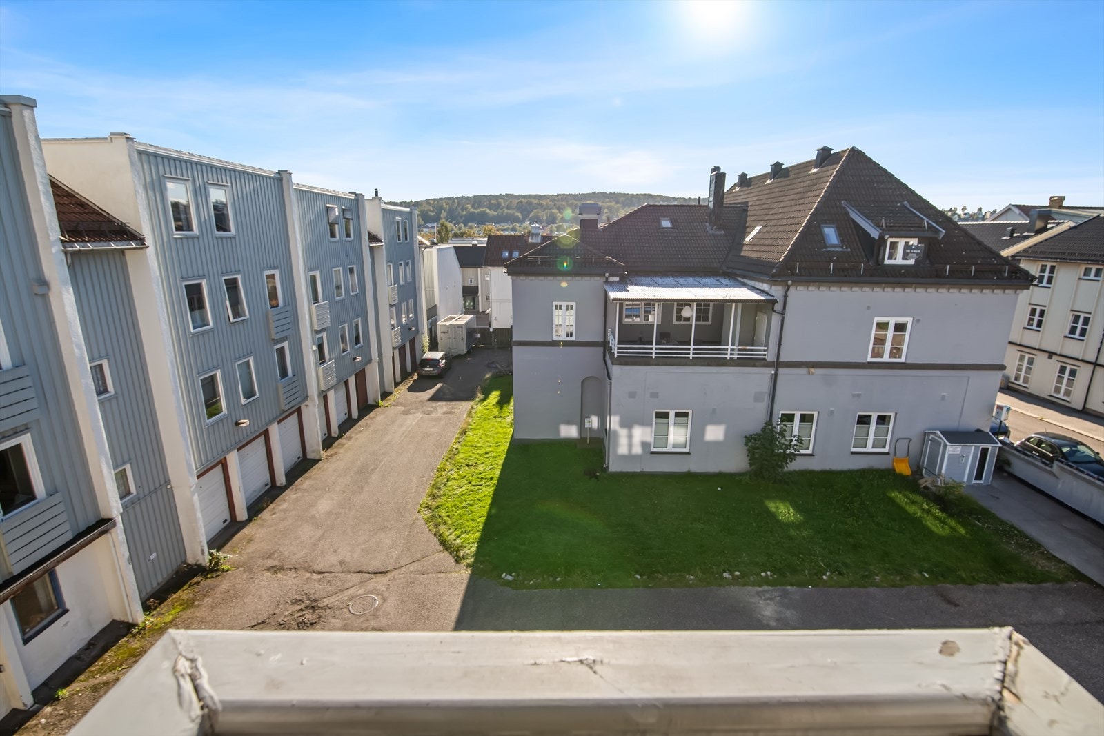 Fransk balkong i 3. etasje med utsikt over bankgården. Galleribilde