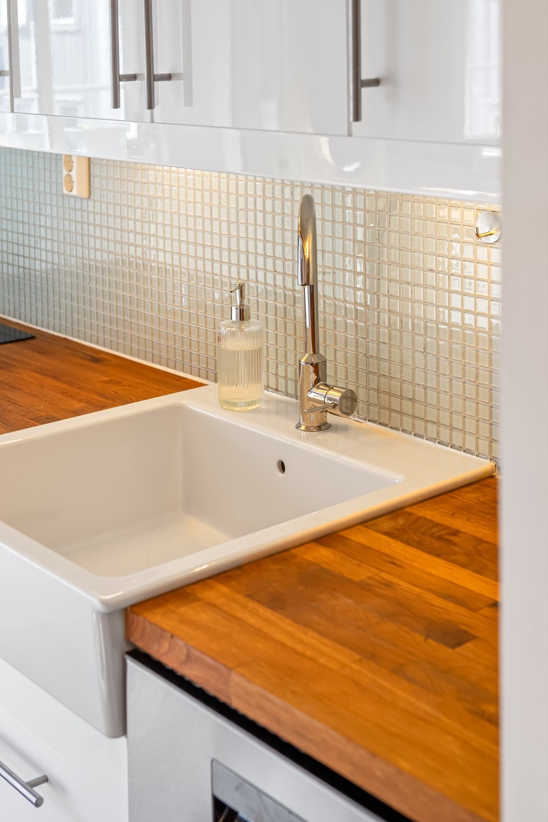 Moderne kjøkken med mye skap- og benkeplass Galleribilde