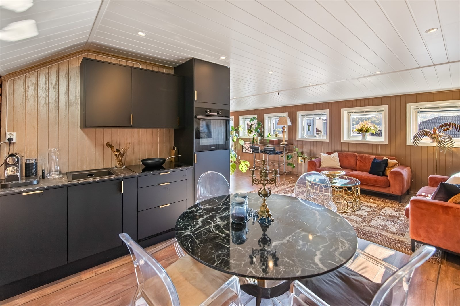 Det ble montert kjøkken i 2025 (vann må tilkobles). Galleribilde