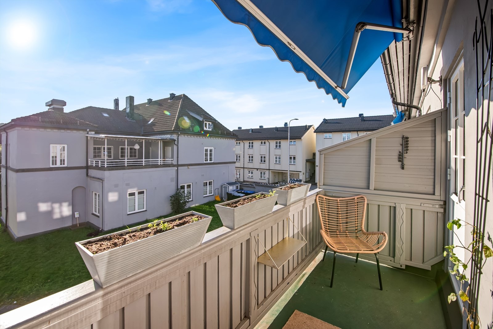 Balkongen ligger vendt mot en rolig bakgård. Galleribilde