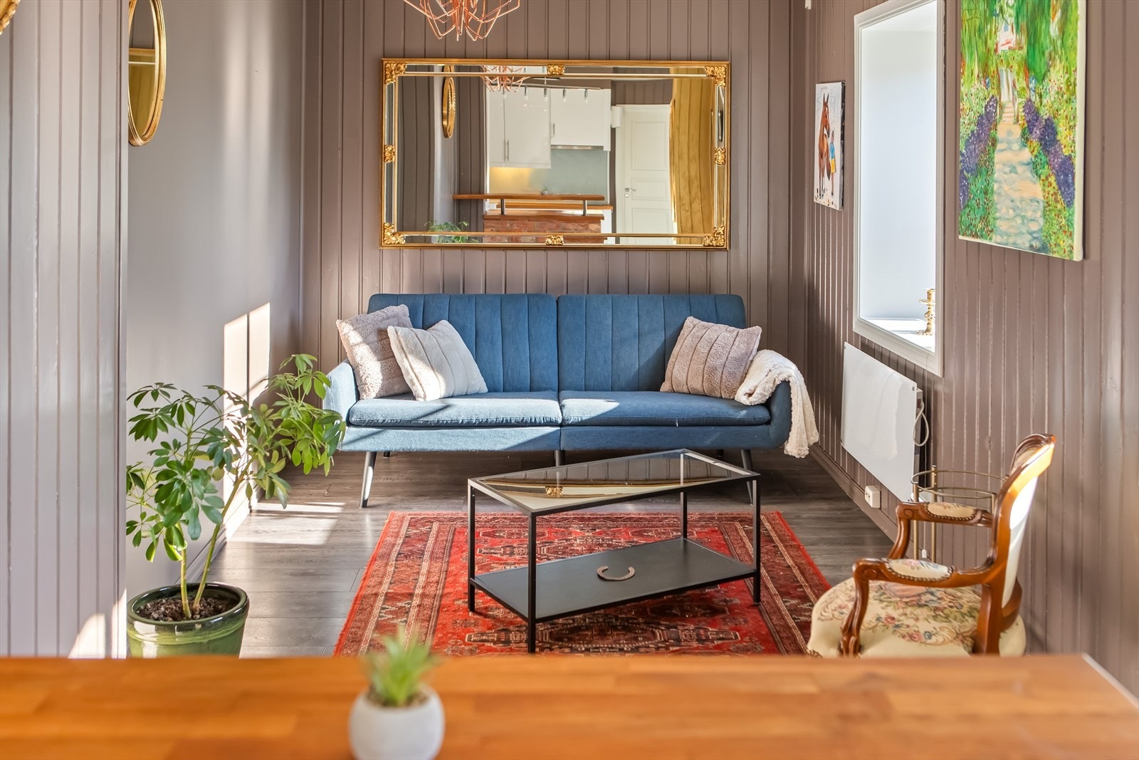 Stuen i det som nå er hybel er koselig og lun i en åpen løsning med kjøkkenet Galleribilde