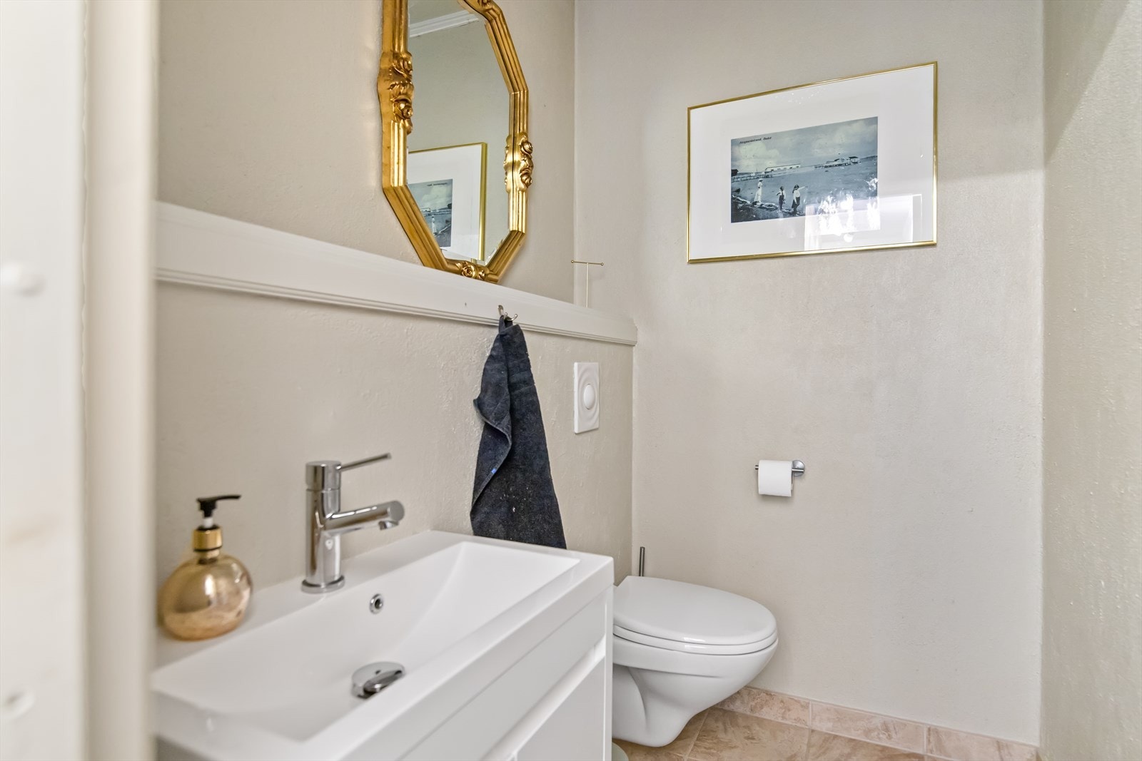 I 2.etg. er det et eget toalettrom adskilt fra vaskerom/bad Galleribilde