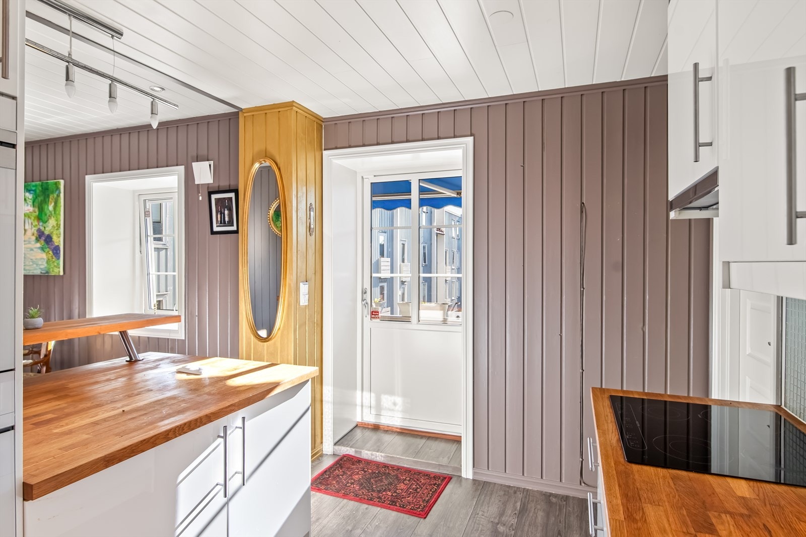 Fra kjøkkenet er det utgang til balkong på 5 kvm Galleribilde