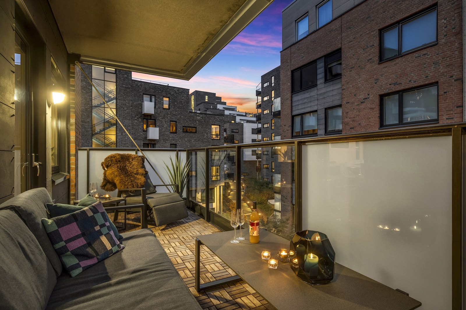Balkongen har god plass til utemøbler og grill, og er et nydelig sted å trekke ut på varme dager Galleribilde