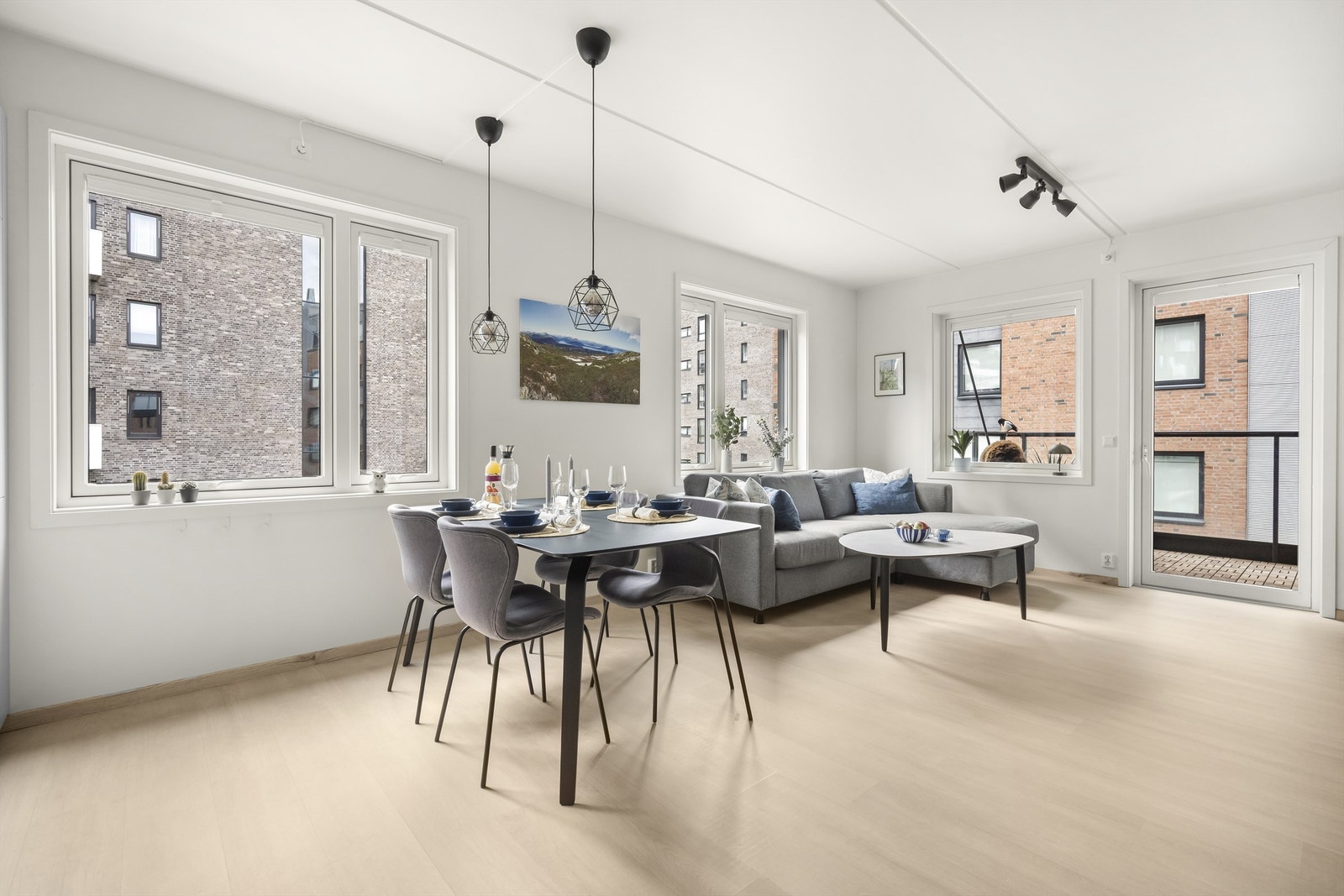 Her er det rikelig plass til både sofagruppe og spisebord Galleribilde