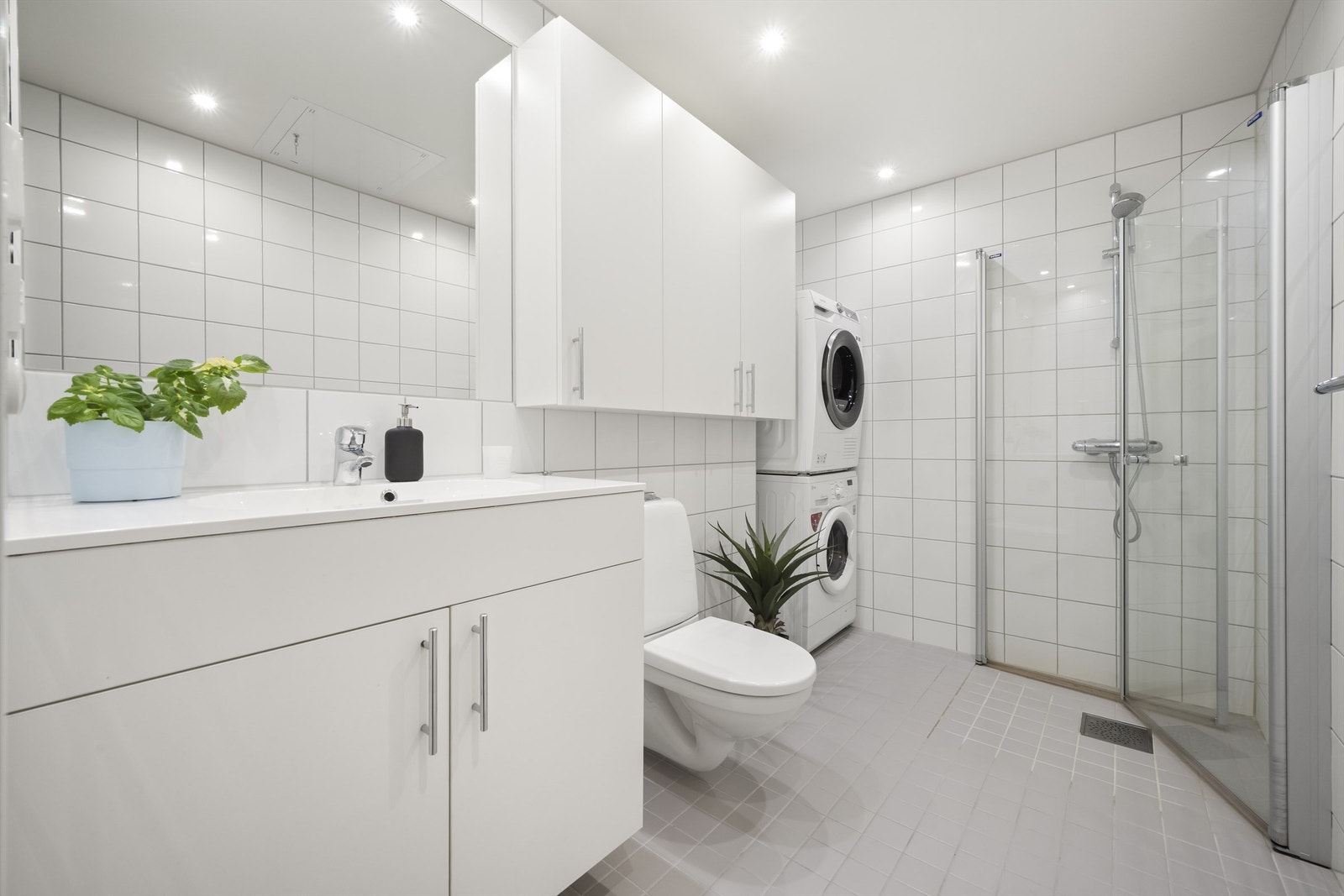 Badet ble pusset opp i 2018 i regi av borettslaget, og er helfliset med varmekabler i gulv Galleribilde