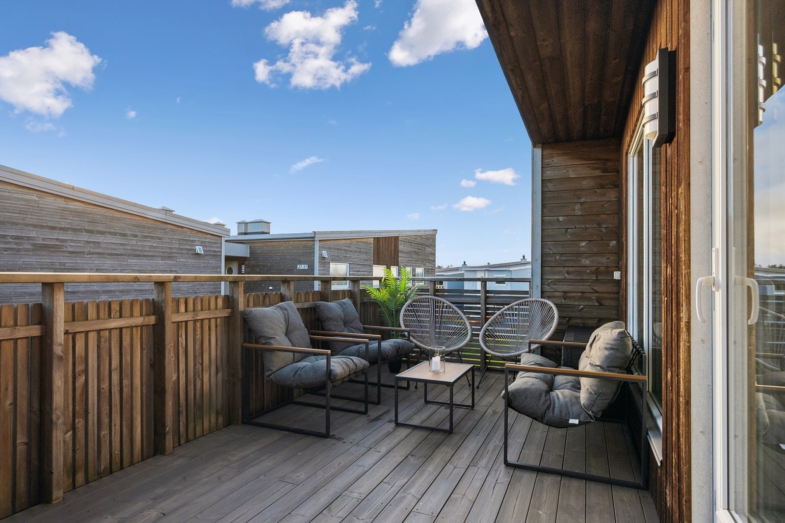 Balkongen inviterer til grilling, avslapning og hyggelige stunder med familie og venner. Galleribilde