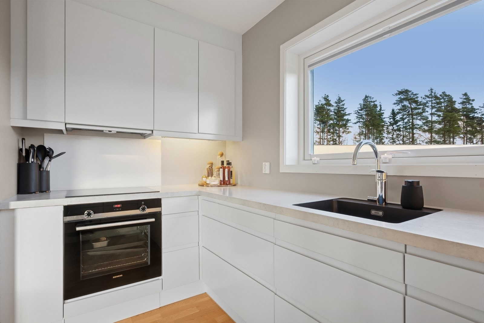 Hvitevarer som stekeovn, platetopp, oppvaskmaskin og kjøleskap er integrert i innredningen. Galleribilde