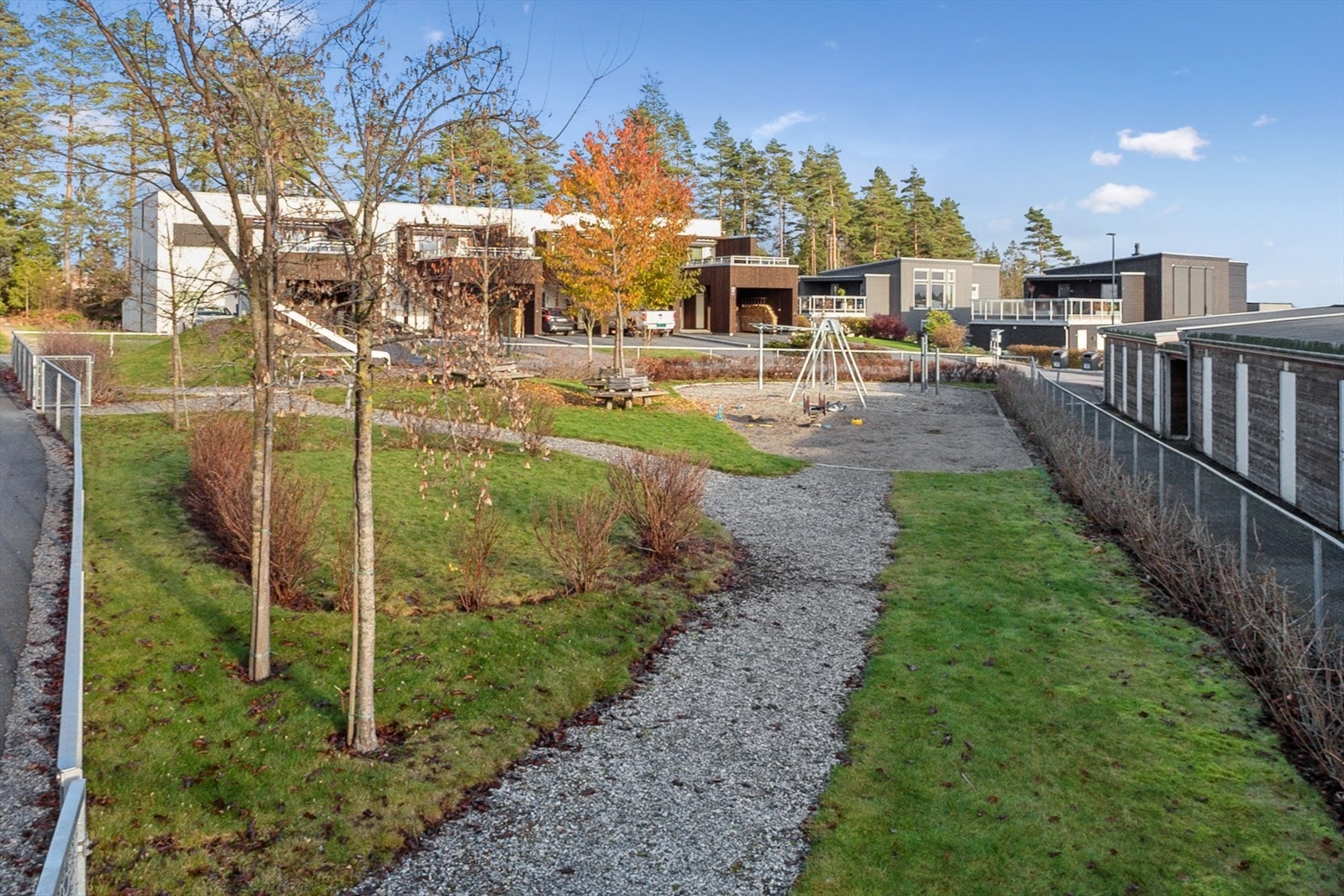 Sameiets felles eiendom er på 8 215 m² og er pent opparbeidet med plenarealer, beplantninger og asfalterte internveier Galleribilde