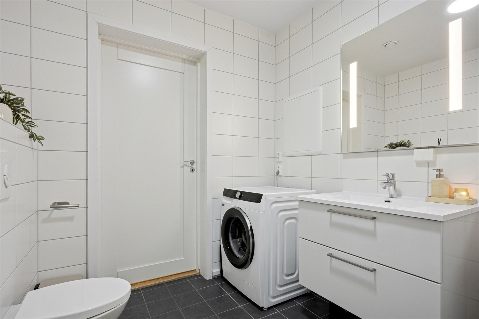 Badet er fra byggeåret og har flislagte overflater med elektriske varmekabler i gulvet. Galleribilde