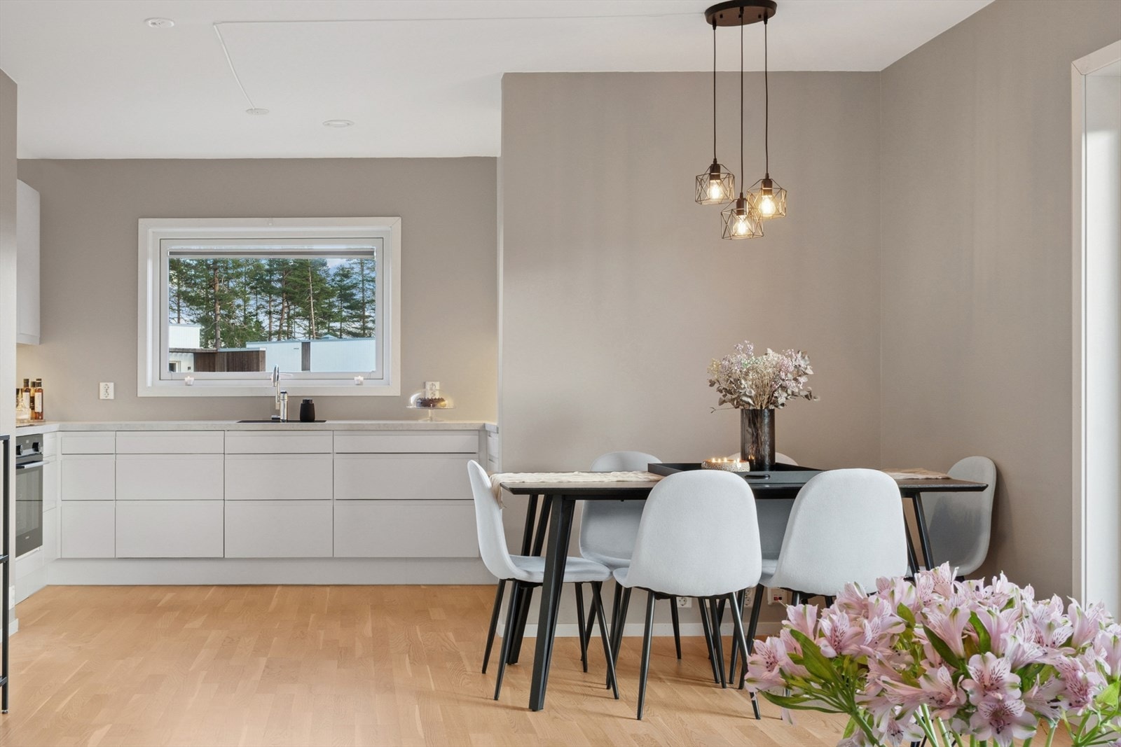 Kjøkkenet ligger i åpen løsning mot stuen, noe som skaper en naturlig flyt mellom sonene og innbyr til sosialt samvær. Galleribilde