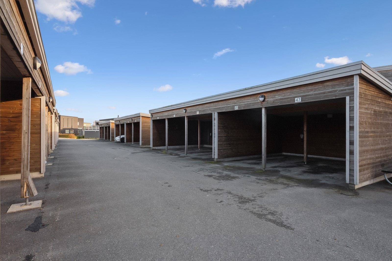 Leiligheten har en egen parkeringsplass tilhørende leiligheten med El bil lader montert. Galleribilde