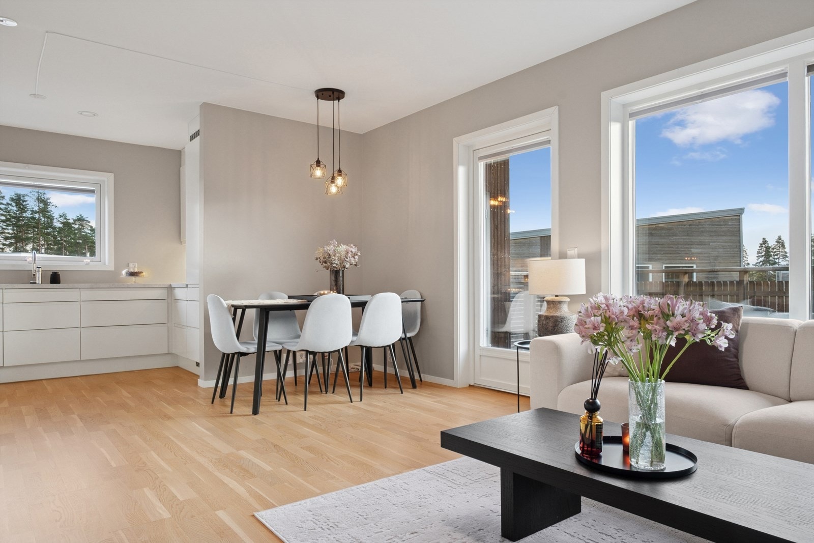 Spiseplassen kan plasseres i den naturlige sonen mellom kjøkkenet og stuen, noe som skaper en god flyt og et sosialt samlingspunkt i boligen. Galleribilde