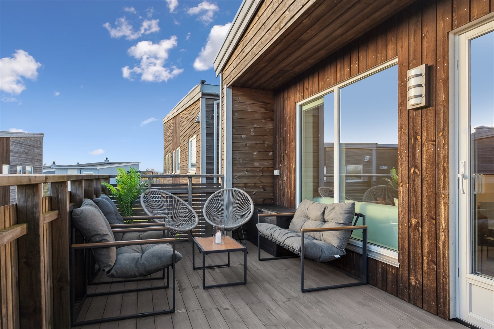 De fine sommerdagene kan nytes på den solrike balkongen på 14 kvm. Galleribilde