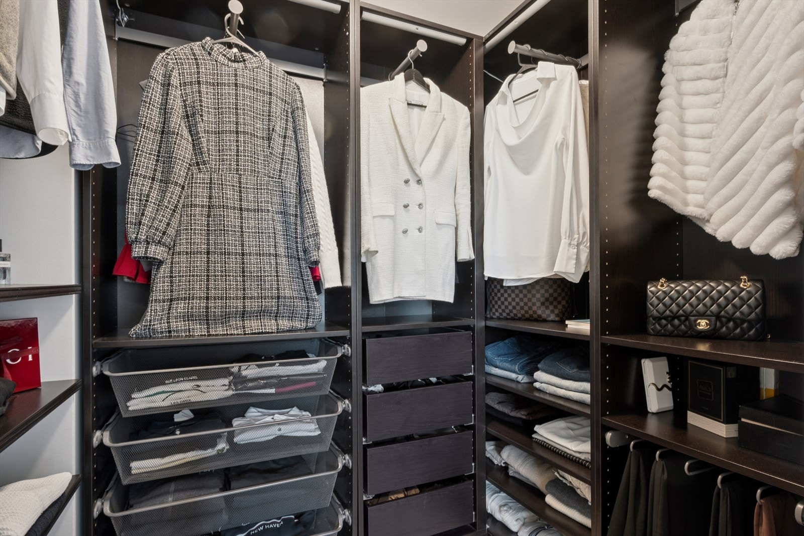 Walk-in-garderobe med oppbevaringsplass. Galleribilde