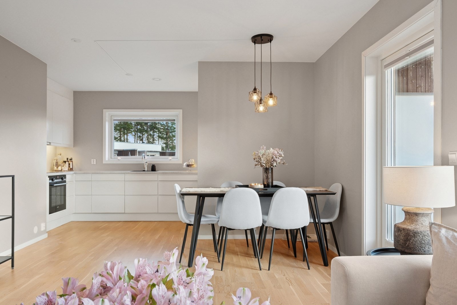 Leiligheten er gjennomgående med pen parkett på gulvet og lyse, glatte vegger. Galleribilde