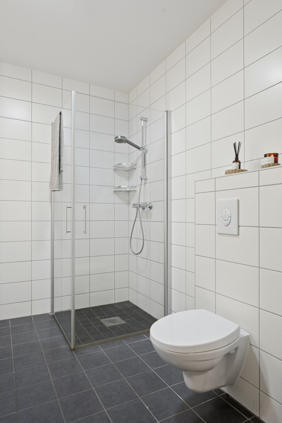 Dusjen er plassert i hjørnet og har glassdører samt dusjarmatur med dusjsett. Galleribilde