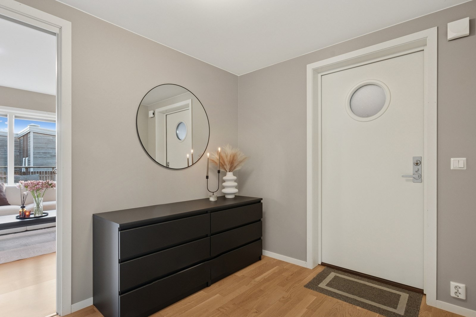 Entreen som ønsker deg velkommen inn har god plass til oppbevaringsmøbler. Galleribilde