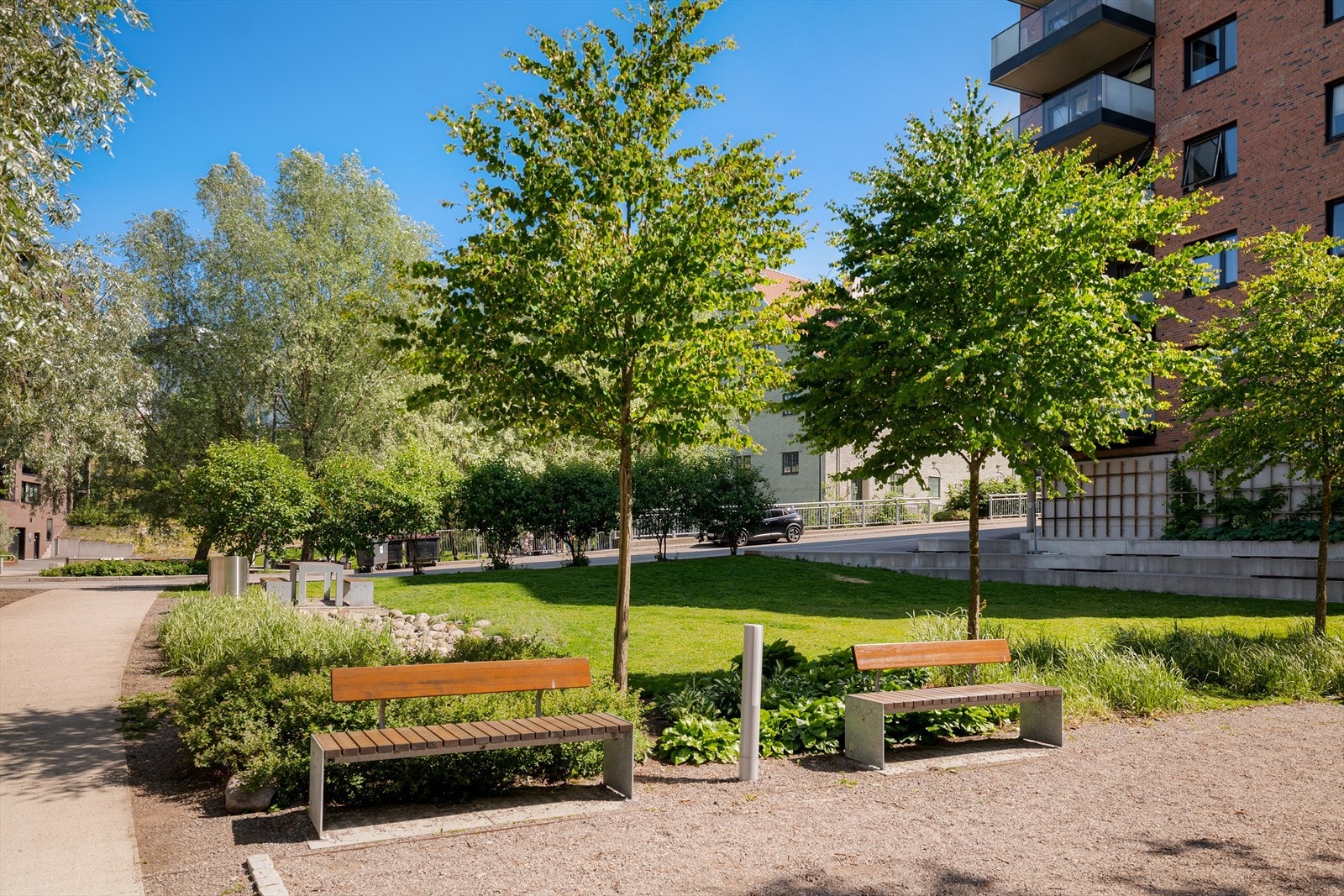 Flere sittebenker er plassert rundt i fellesområdene for rekreasjon. Galleribilde