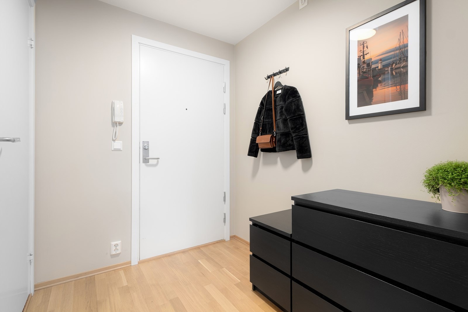 Velkommen inn i en lys entré med plass til oppbevaring av yttertøy og sko. Galleribilde