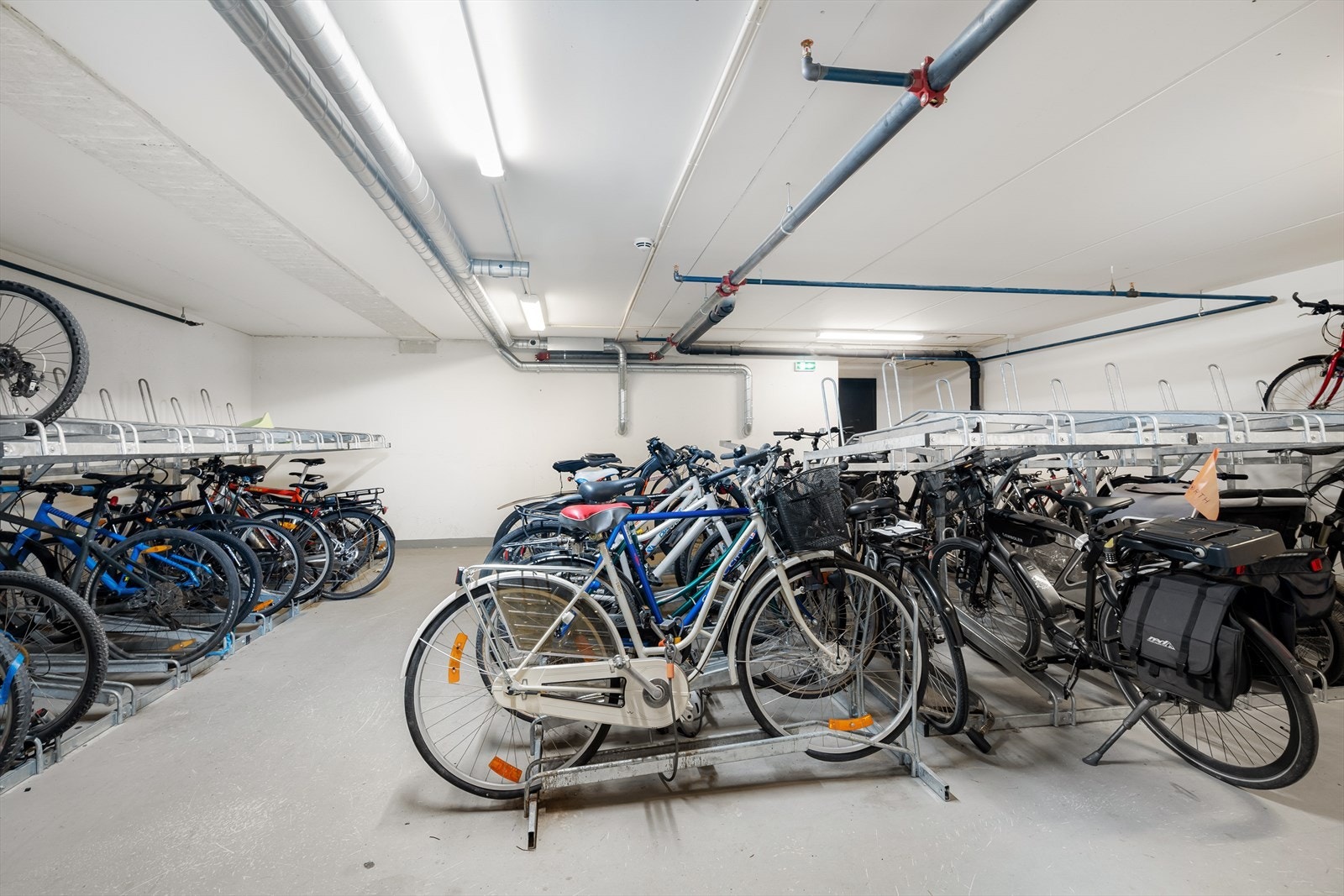 Sykkelparkeringen er tilrettelagt med stativer i to nivåer for god plassutnyttelse. Galleribilde