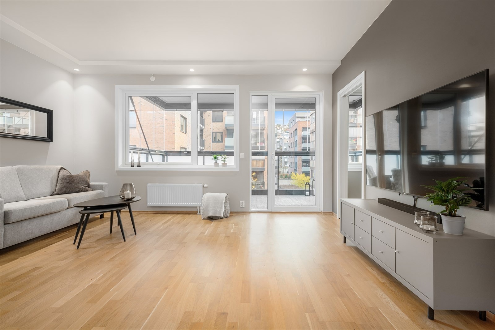 Stuen er et lyst og luftig rom med plass til både sofagruppe og spiseplass. Galleribilde