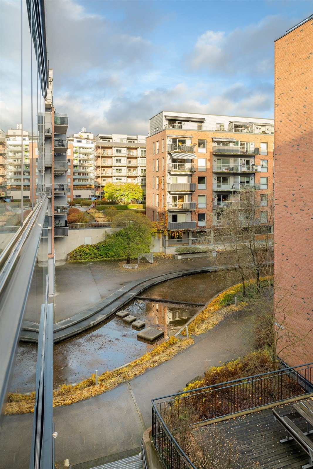 Kværnerbyen er kjent for sine vannspeil og kanaler som skaper et unikt bomiljø. Galleribilde