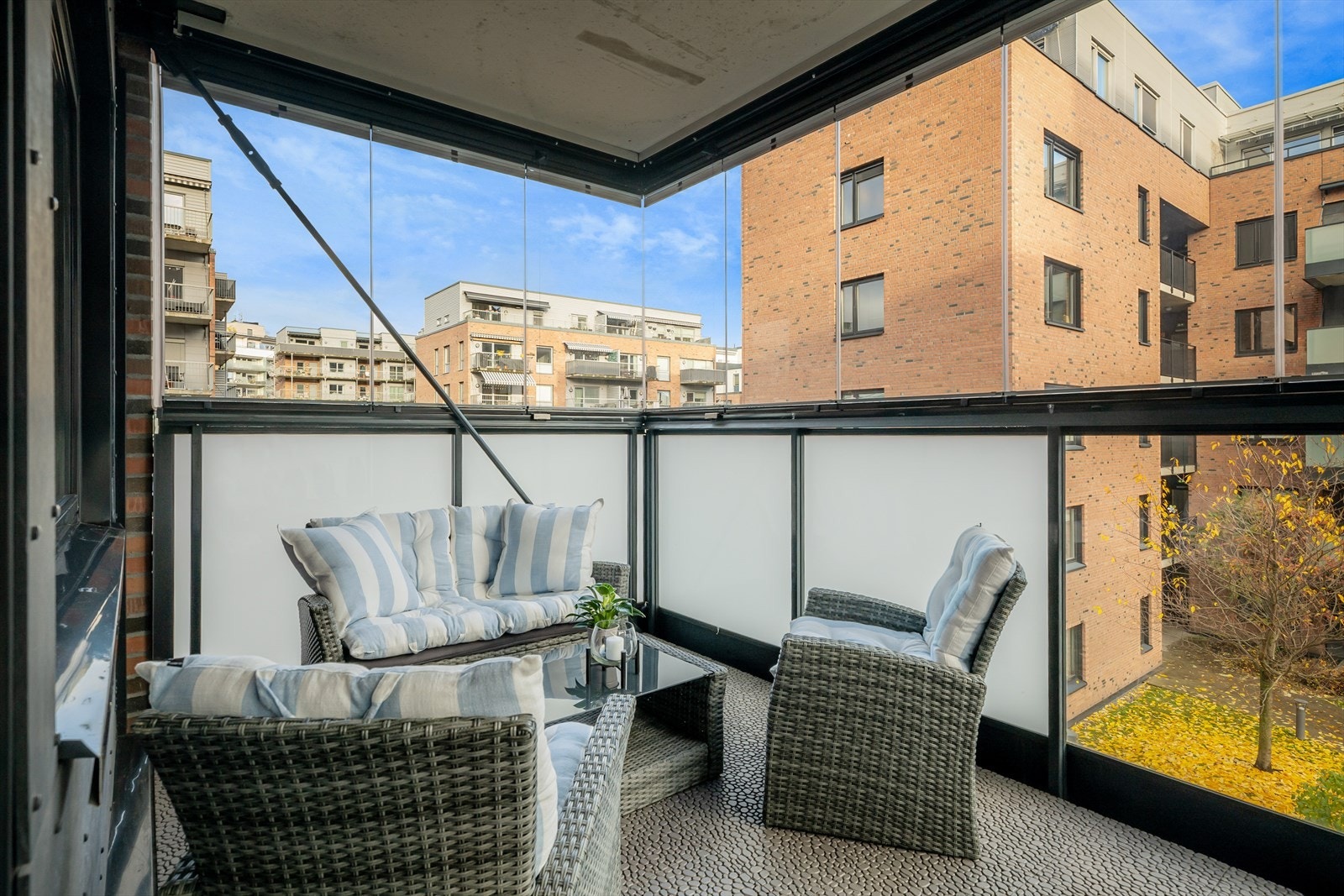 Fra stuen er det utgang til en romslig, innglasset balkong som fungerer som et ekstra rom. Galleribilde