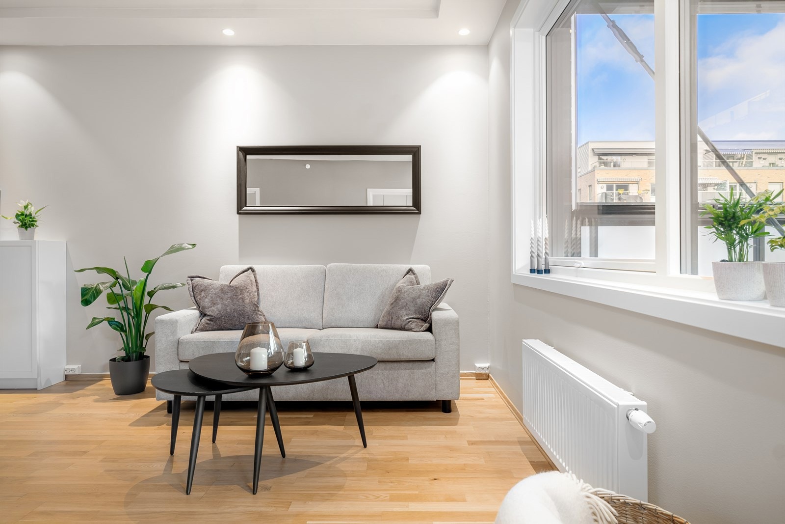 Rommet har en gjennomgående eikeparkett og malte, slette flater. Galleribilde