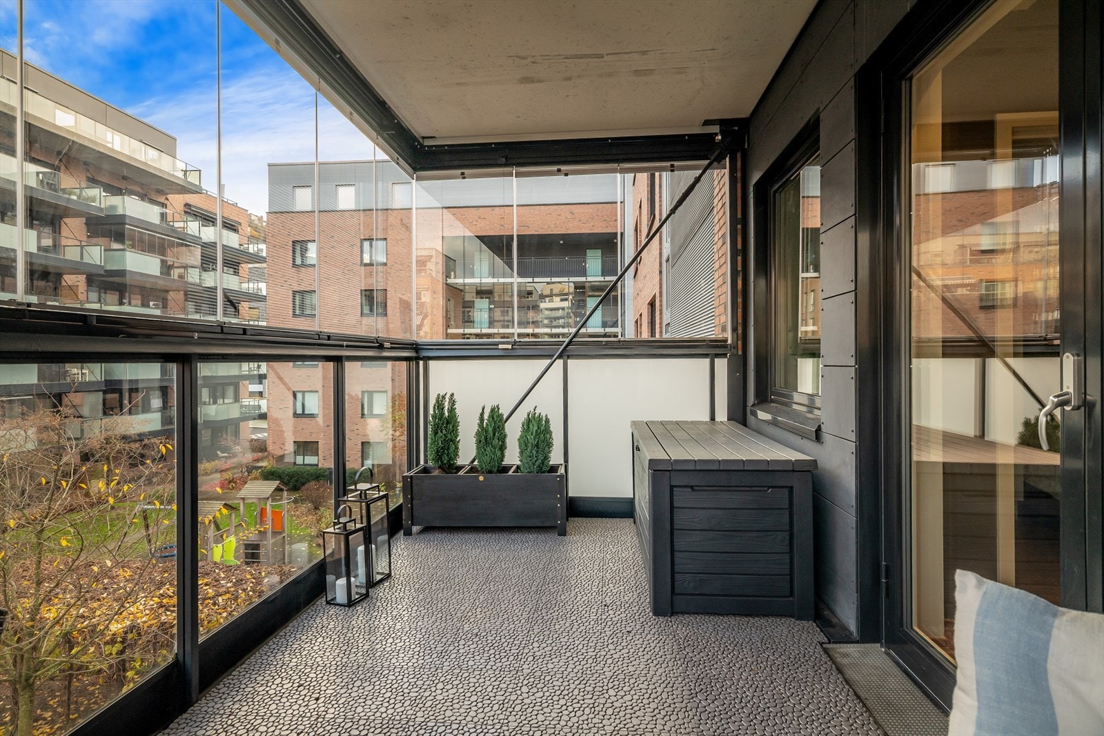 Balkongen har god plass til en sittegruppe og annen møblering. Galleribilde