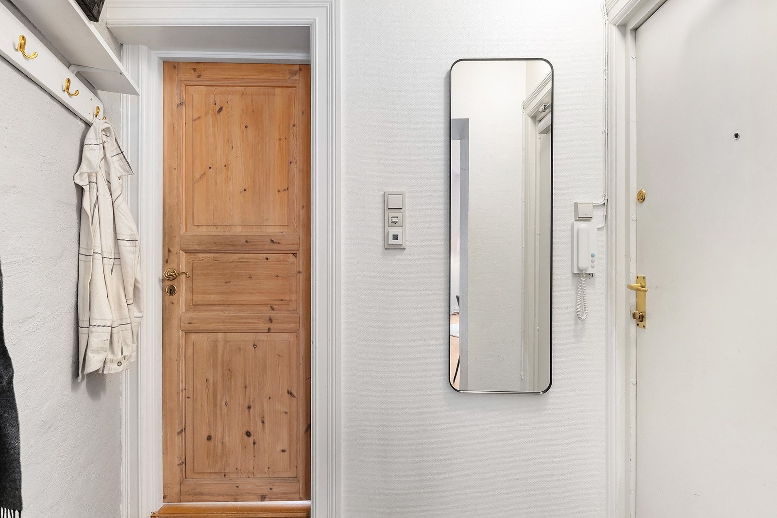Fra entreen har du direkte adgang til badet og stuen. Galleribilde