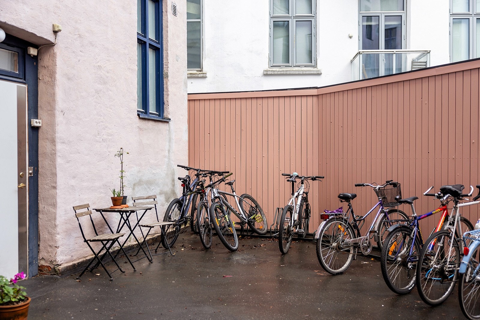 Hyggelig bakgård med sykkelparkering Galleribilde