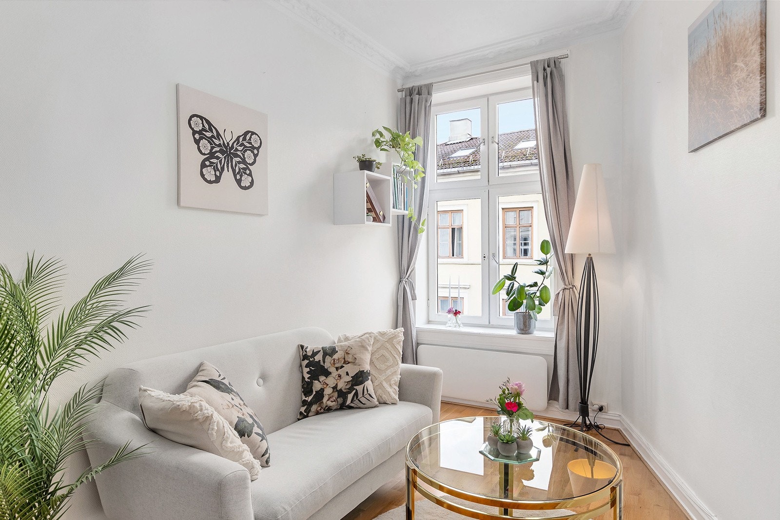 Lys, gjennomgående leilighet med klassisk preg! Galleribilde