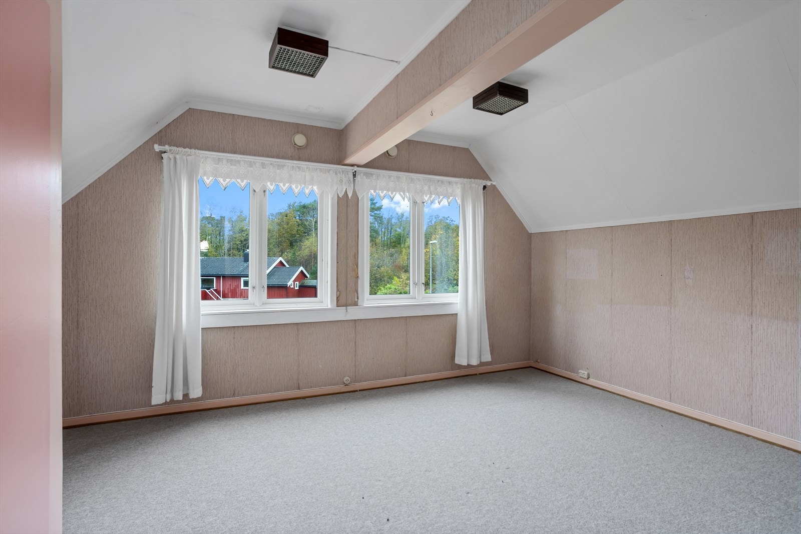 Soverommet lengs vekk fra badet representerer hjemmets hovedsoverom og er et ekstra stort rom med svært god plass. Galleribilde