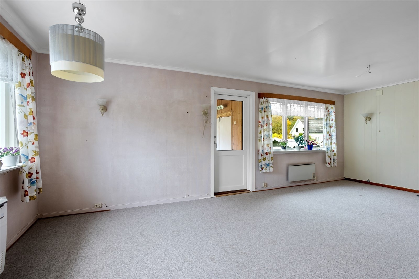 Varmepumpen fra 2016 (gulvmodell) gir økonomisk gunstig varme til hjemmet i vinterhalvåret - i tillegg gir den mulighet for kjøling på hete sommerdager. Det er også peisovn i stuen. Galleribilde