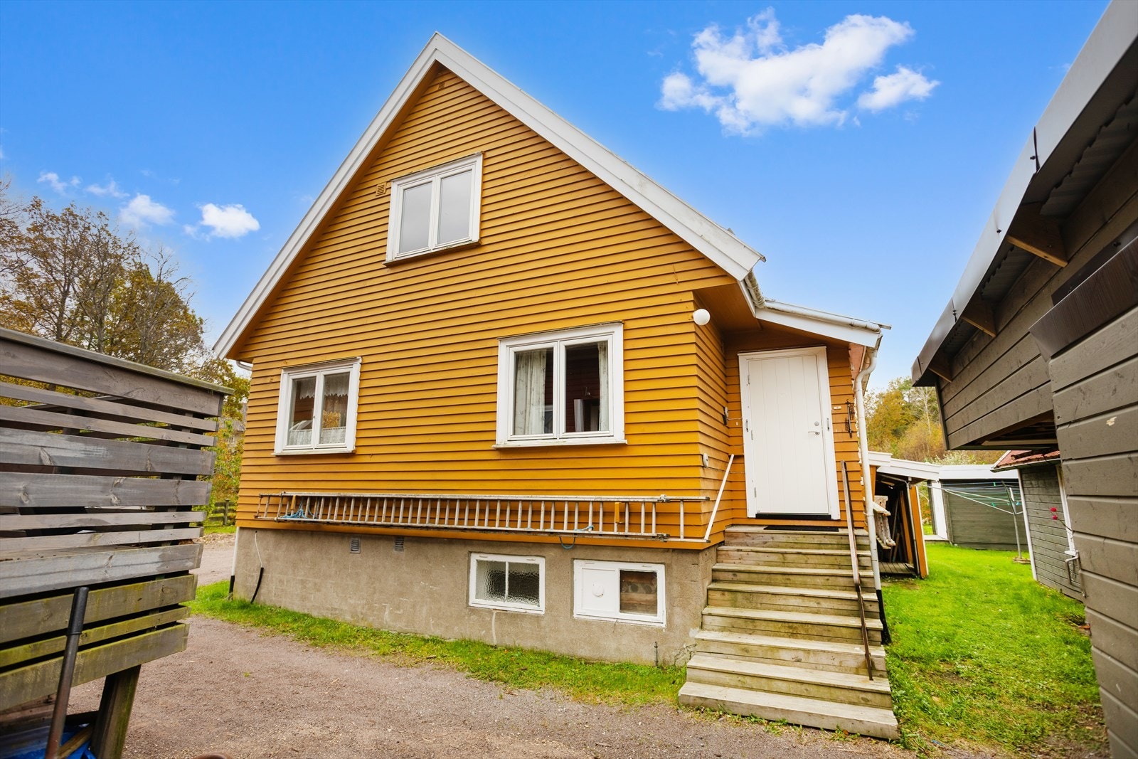 Eiendommen har et meget solrik plassering og er opparbeidet med gårdsplass og hageanlegg med god boltreplass for store og små. Galleribilde