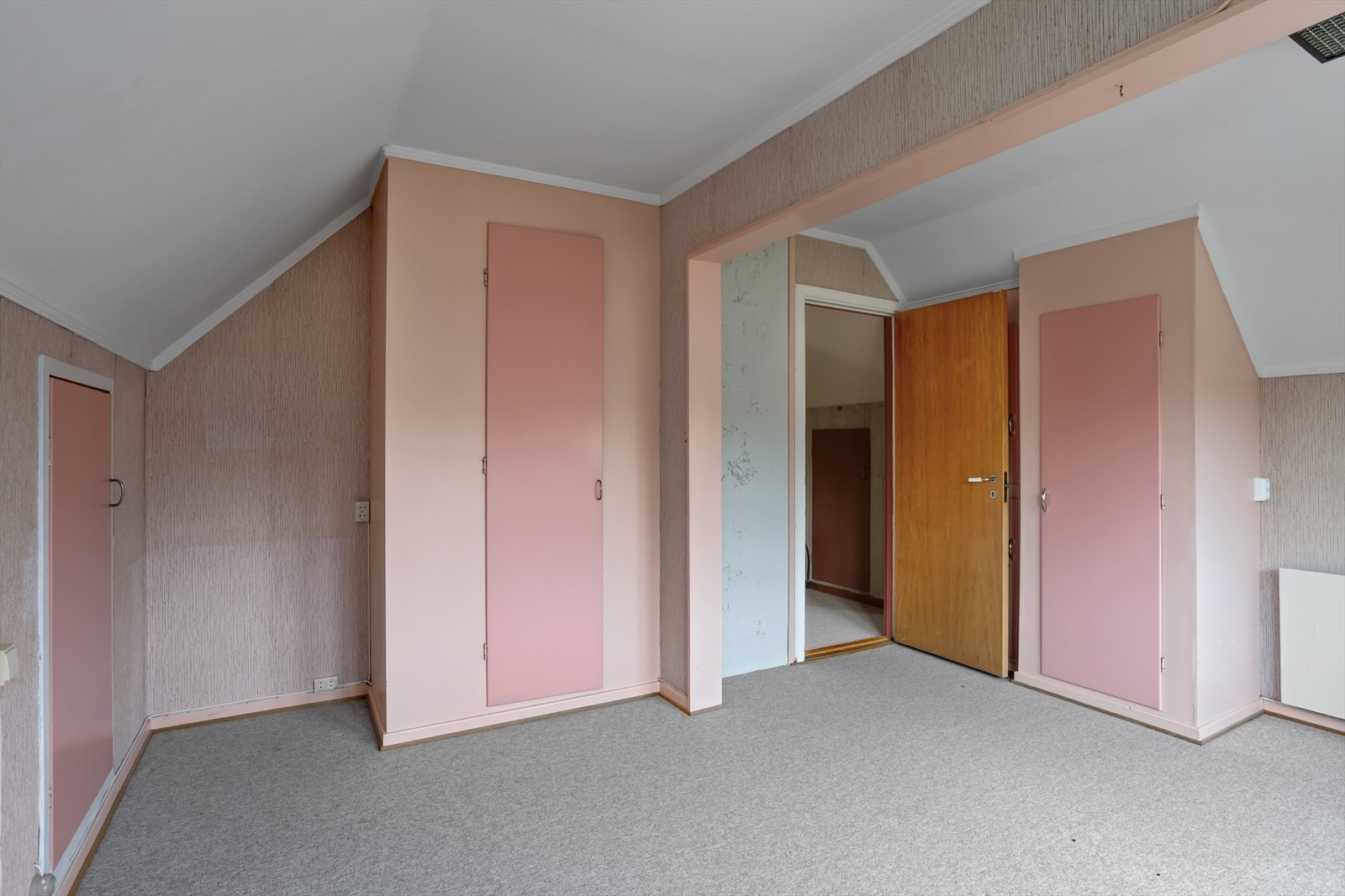 De to soverommene i 1. etasje ligger på hver sin side av sove-/baderomsgangen med trappegang til 1. etasje, i kort avstand fra baderommet i samme etasje. Galleribilde