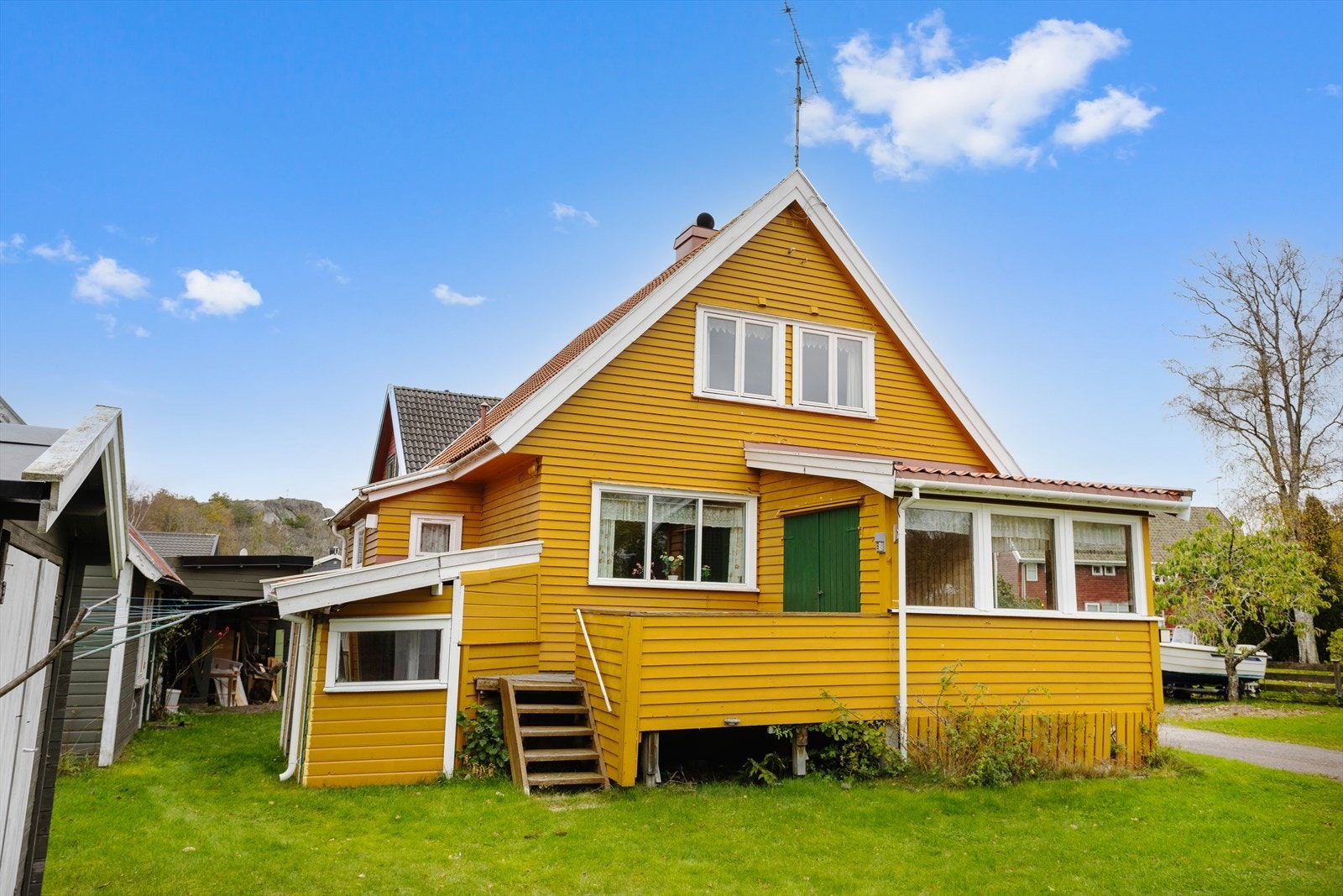 Eneboligen ligger i et etablert og attraktivt område på Ormelet, ca. 2 km fra Tjøme sentrum. Galleribilde