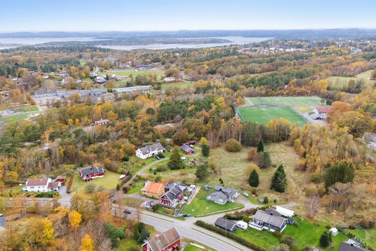 Det er kort vei å gå til idrettsplassen på Tjøme Galleribilde