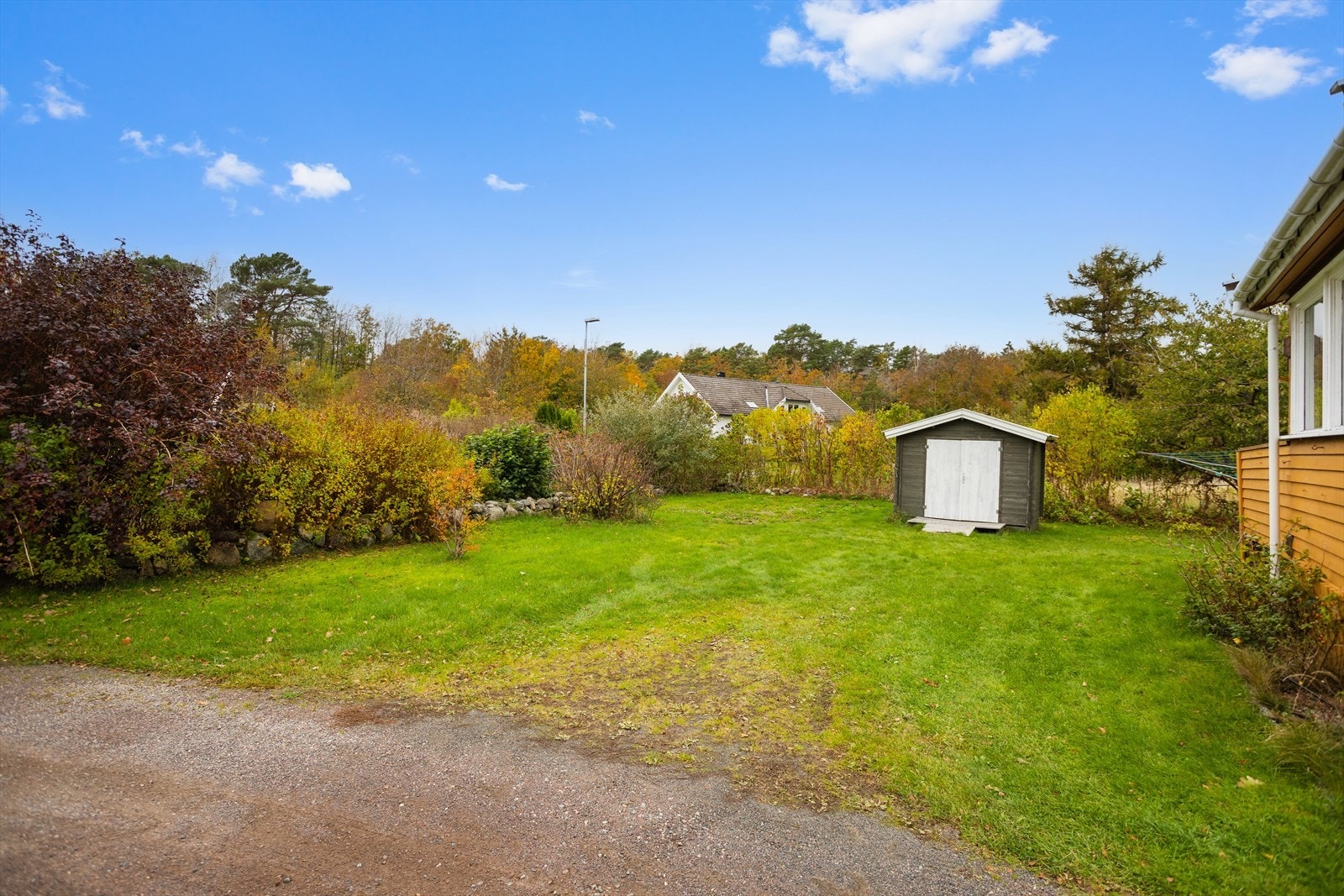 Ut mot sykkel-/og gangveien mot Ormletveien er det tregjerde. Galleribilde